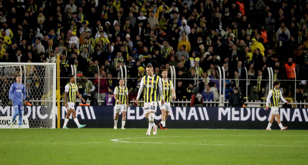 Fenerbahçe Fatih Karagümrük maçından çok özel fotoğraflar: Geri dönüş coşkusu tribünlere böyle yansıdı 45